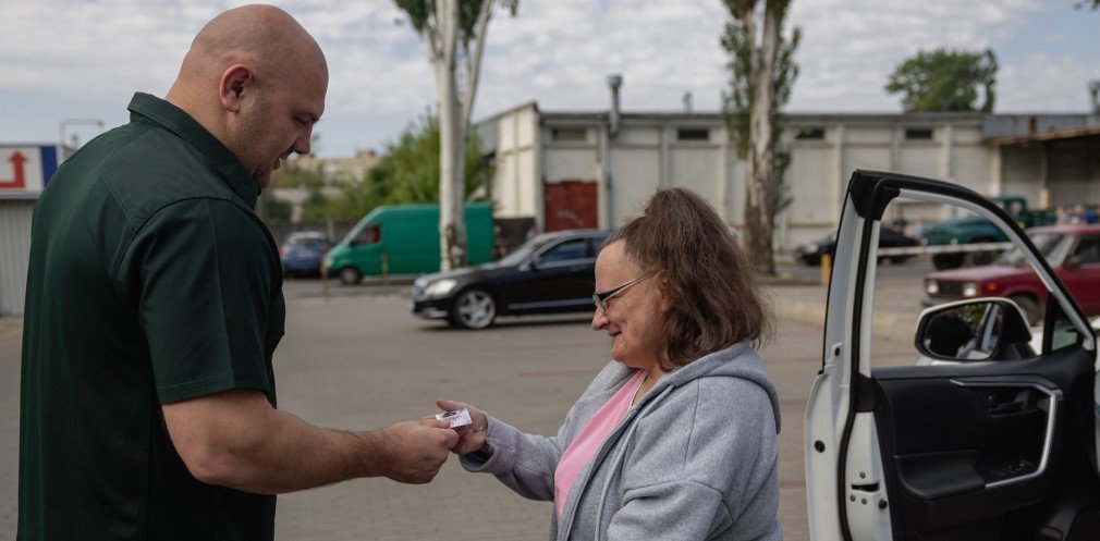 Перші випускники інклюзивної автошколи: очільник ДніпроОВА вручив водійські права Галині, яка успішно склала іспити, - ФОТО 