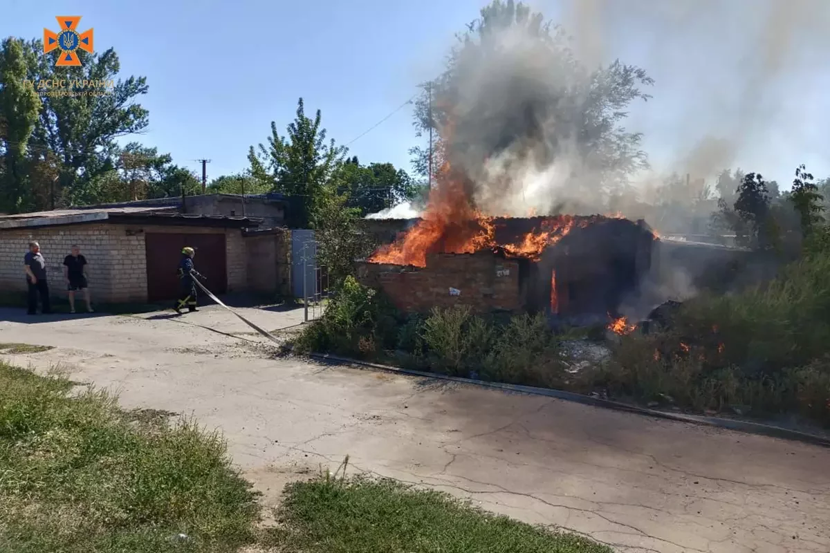 Криворізькі рятувальники ліквідували пожежу в господарчій споруді, - ФОТО