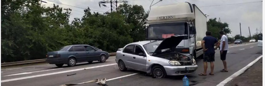 У Кривому Розі співробітники ДСНС деблокували водія з пошкодженого внаслідок ДТП легкового автомобіля, - ФОТО