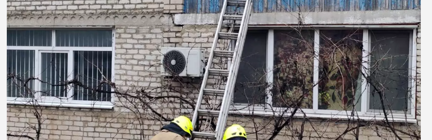 В Криворізькомурайоні надзвичайники допомогли жінці, яку ненароком зачинила на балконі власна дитина