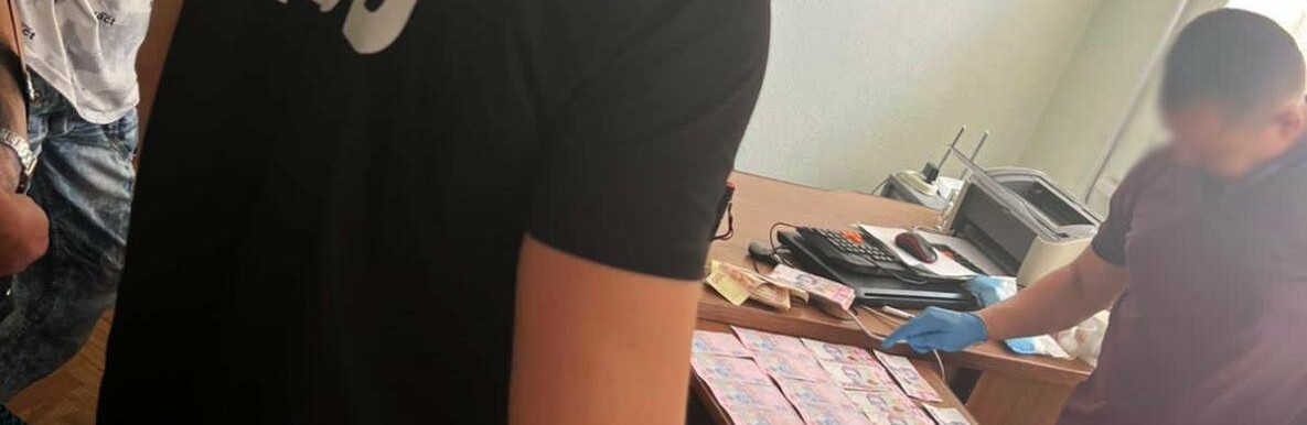 Поліція затримала мешканця Криворізького району, який намагався дати майору 1000 доларів хабаря щоб уникнути покарання, - ФОТО