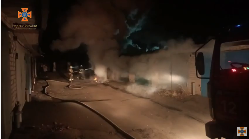 У Кривому Розі під час ліквідації пожежі в гаражі вогнеборці виявили чоловіка без ознак життя, - ВІДЕО