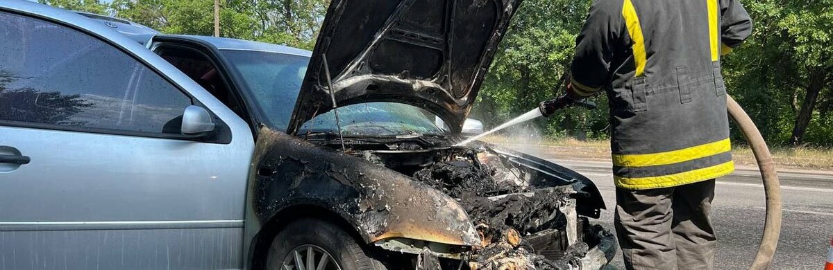 У Кривому Розі неподалік АЗС загорівся автомобіль, - ФОТО 