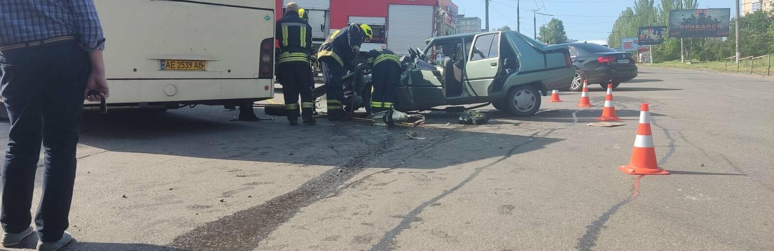 Серйозна аварія з постраждалими на Зарічному: у Кривому Розі зіштовхнулись Таврія та автобус, - ФОТО