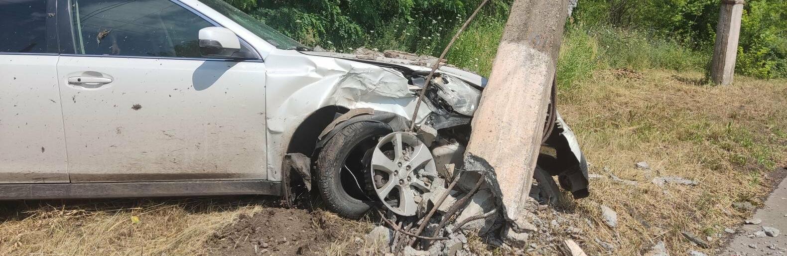 У Кривому Розі водій Subaru, намагаючись не збити велосипедиста, зніс електроопору, - ФОТО