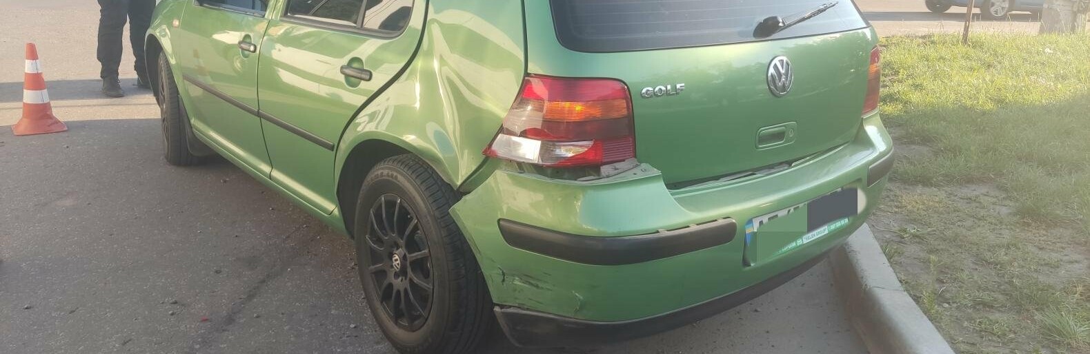 У Кривому Розі після зіткнення Volkswagen та Opel один з водіїв втік з місця ДТП, - ФОТО 
