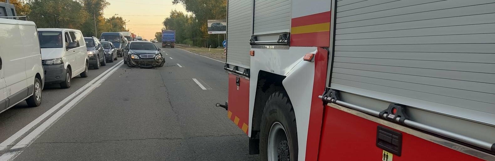У Кривому Розі на об'їзній дорозі Mercedes не пропустив пожежний автомобіль, - ФОТО