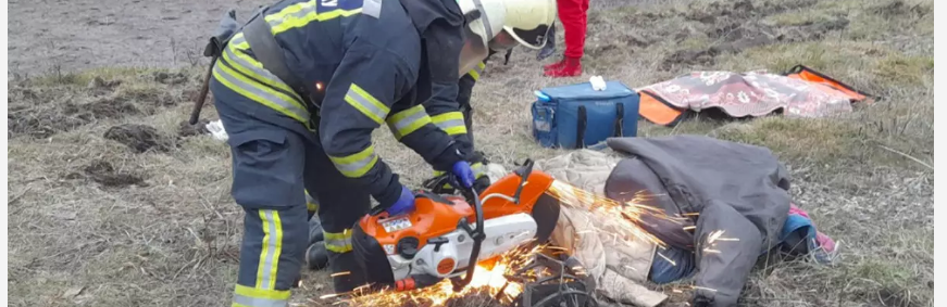 На Дніпропетровщині надзвичайники деблокували чоловіка з-під мотоблоку, - ФОТО 