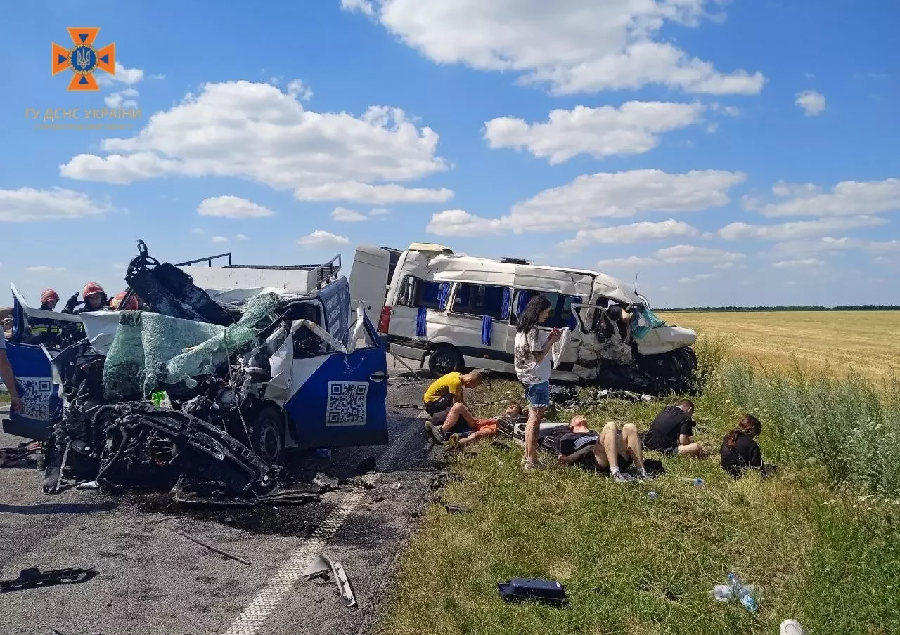 Смертельна аварія: на трасі «Кропивницький- Кривий Ріг- Запоріжжя» зіштовхнулись бус та пасажирський мікроавтобус, - ФОТО