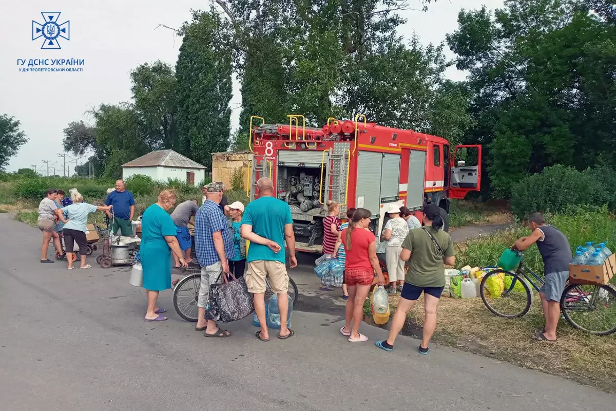Рятувальники Дніпропетровщини продовжують здійснювати підвіз води для населення, - ФОТО