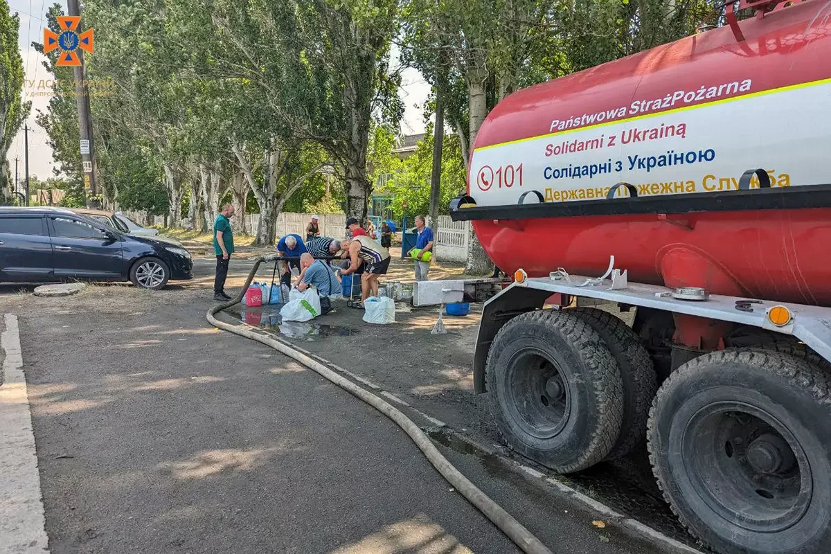 Рятувальники підвозять воду до зневоднених населених пунктів Дніпропетровщини