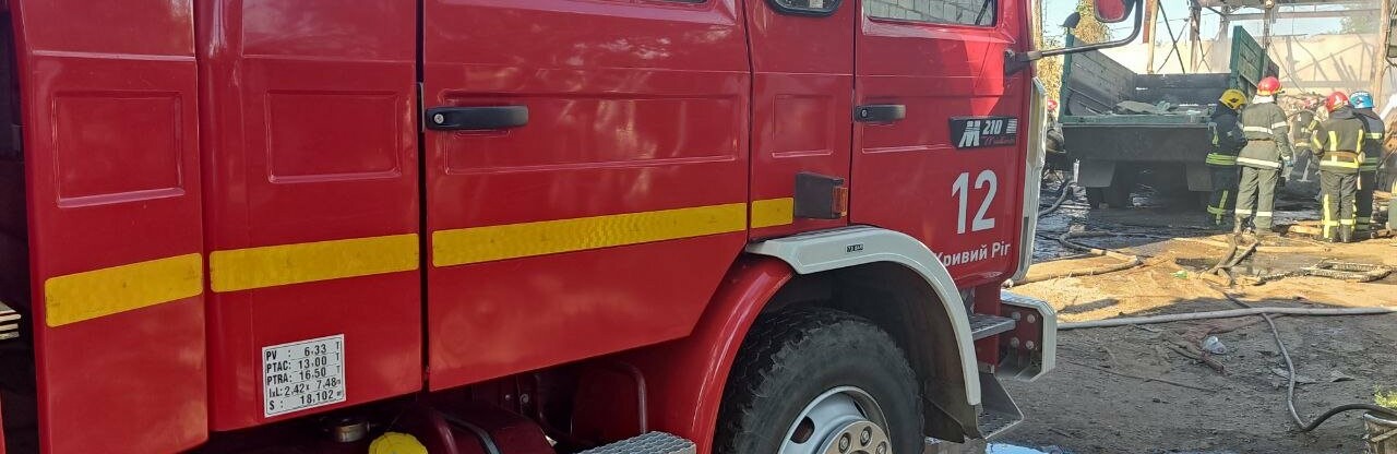 У Кривому Розі рятувальники вивели чоловіка з палаючої квартири 