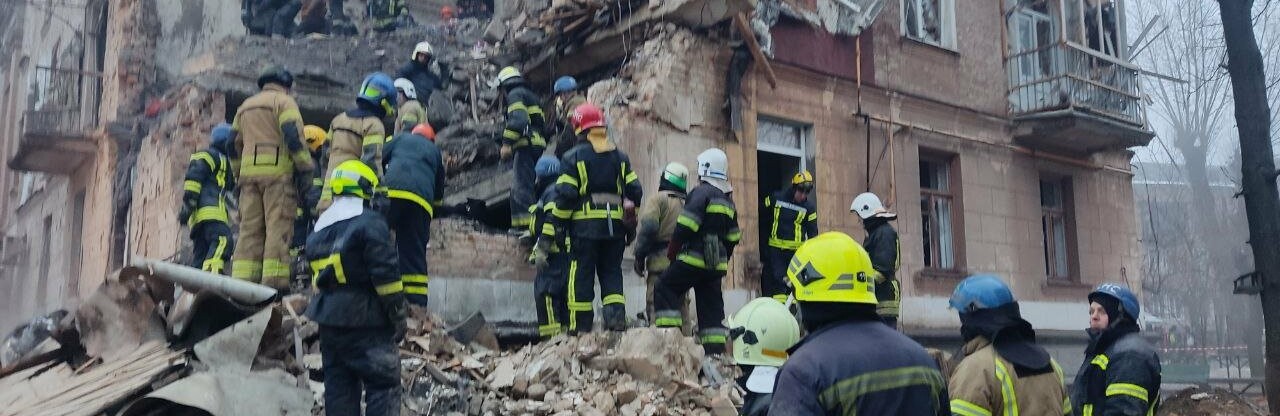 52 рятувальники ліквідовували наслідки ракетного удару по будинку у Кривому Розі, - ФОТО, ВІДЕО