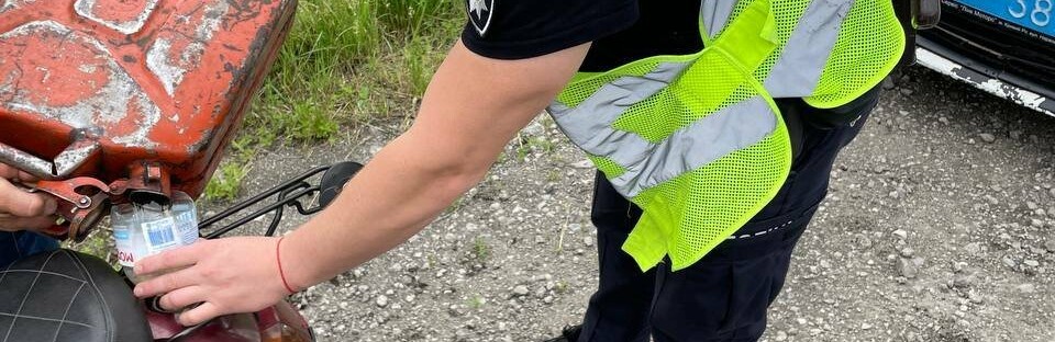 Криворізькі патрульні допомогли бабусі, яка загубилася та півтори доби провела посеред дороги, - ФОТО
