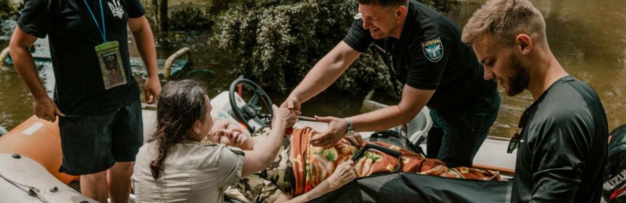 “Наша задача — допомогти розвантажити правоохоронців та рятувальників”: як капеланський патруль допомагає мешканцям підтопленої Херсонщини, - ФОТО
