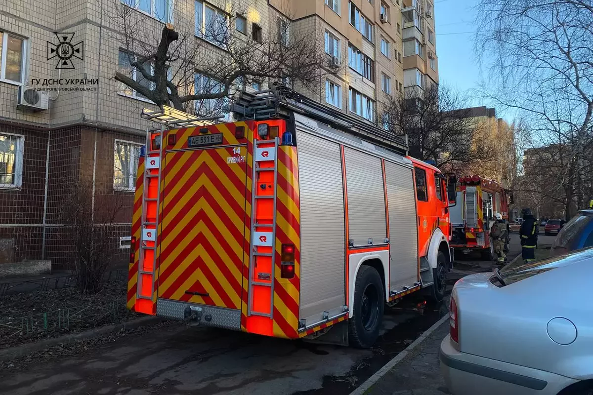 У Кривому Розі під час ліквідації пожежі рятувальники виявили жінку без ознак життя, - ФОТО