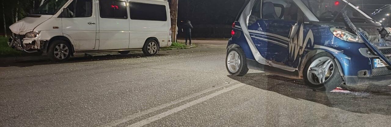 На перехресті у Кривому Розі зіштовхнулися автівки, постраждала водійка Smart, - ФОТО
