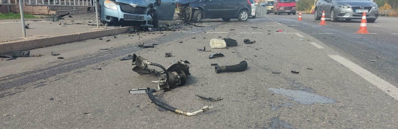 У Кривому Розі від зіткнення двох автівок запчатини розлетілися по проїжджій частині, - ФОТО