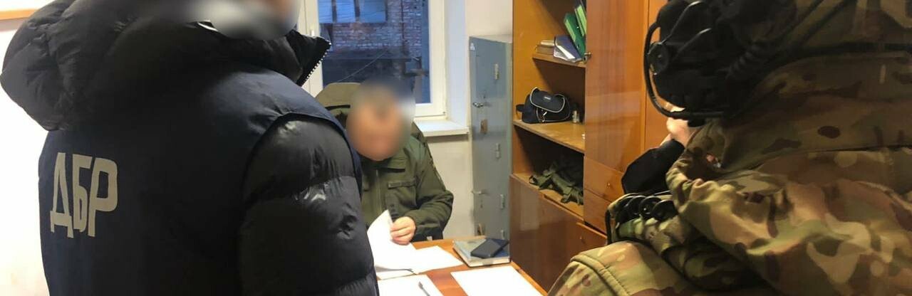 Хабар за посвідчення про непридатність до служби – на Львівщині викрито військового комісара та в. о. голови ВЛК