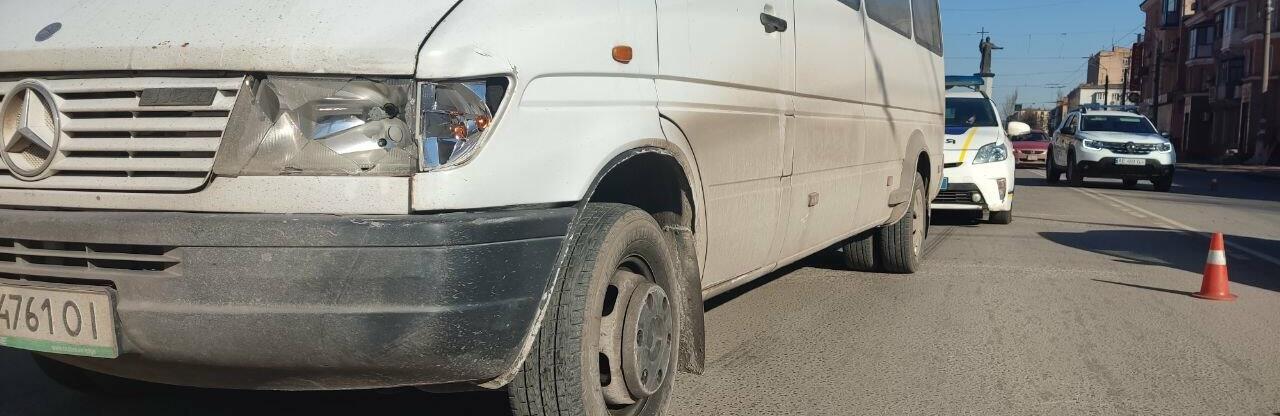 У Кривому Розі пішохід потрапив під колеса маршрутного таксі, - ФОТО