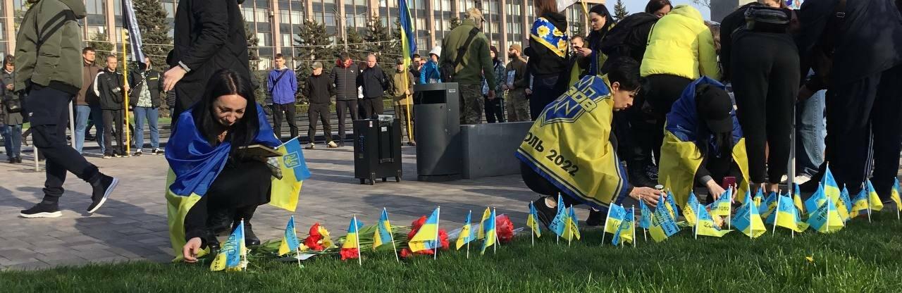 Пам'ятай та шануй: у Парку Героїв у Кривому Розі створюють меморіал з іменних прапорців, - ФОТО, ВІДЕО