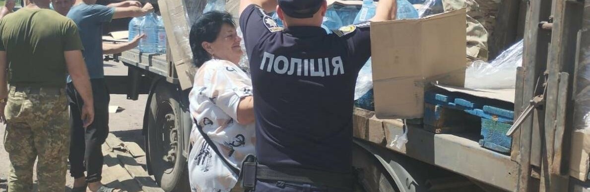 Криворізькі поліцейські продовжують допомагати людям та розвозити питну воду у громади, - ФОТО 