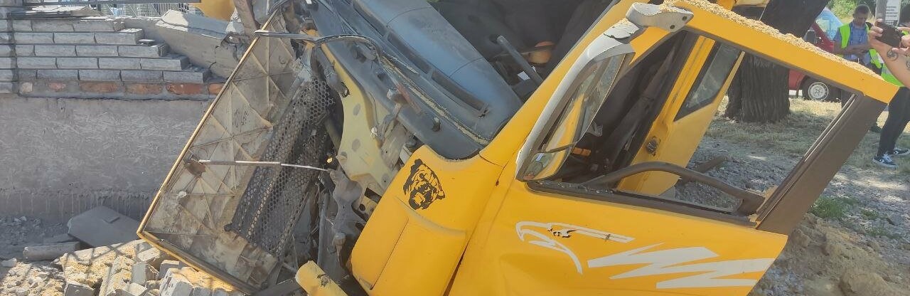 Відмовили гальма? У Кривому Розі вантажівка знесла ГАЗель та влетіла в паркан, - ФОТО