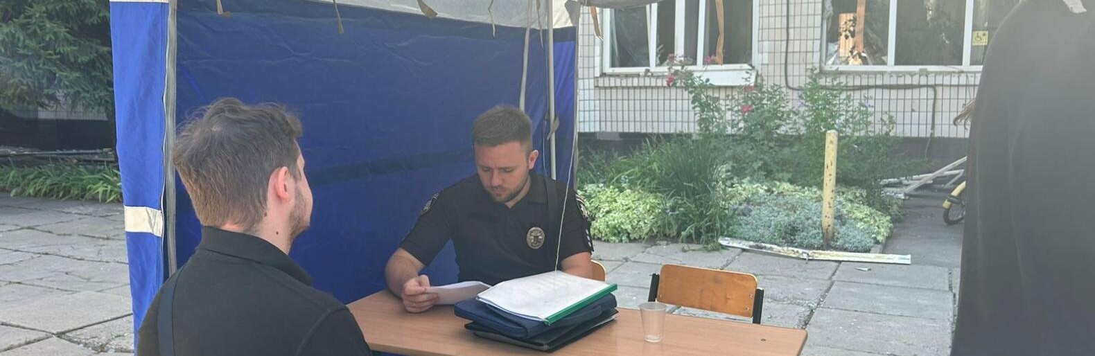 На місці ракетного удару по місту Кривий Ріг працює пункт для звернень постраждалих громадян, - ФОТО, ВІДЕО