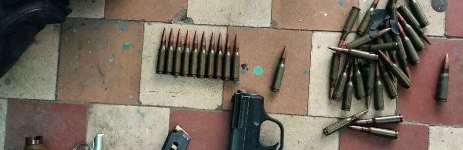 Небезпечні знахідки: патрульні виявили у чоловіка предмети, схожі на 40 набоїв, гранату та пістолет, - ФОТО 
