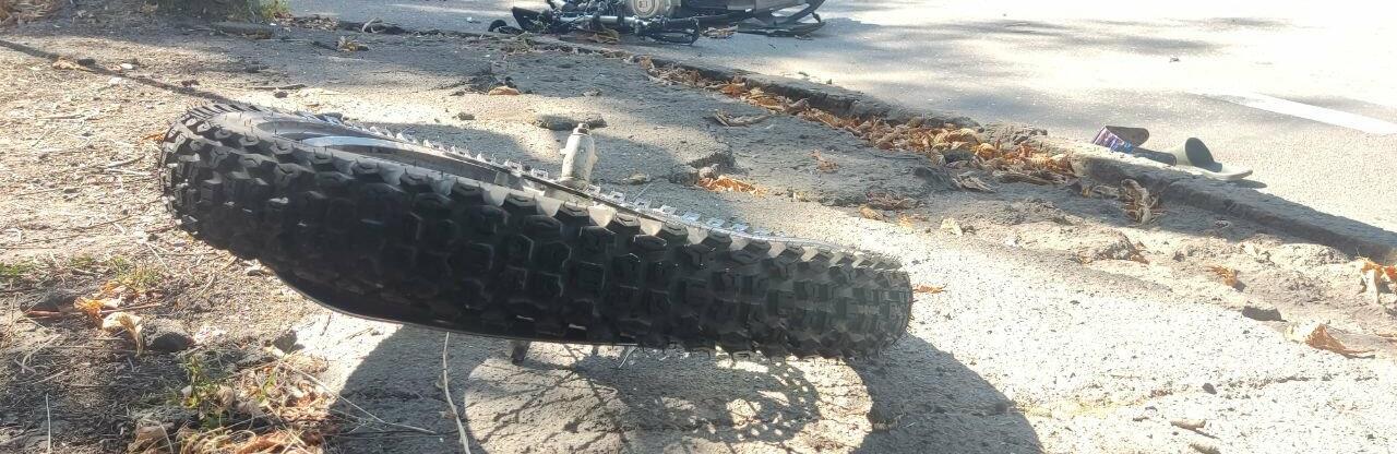 У Кривому Розі мотоцикл розлетівся на запчатини після зіткнення з автівкою, водій і пасажир мотоцикла шпиталізовані, - ФОТО 18+