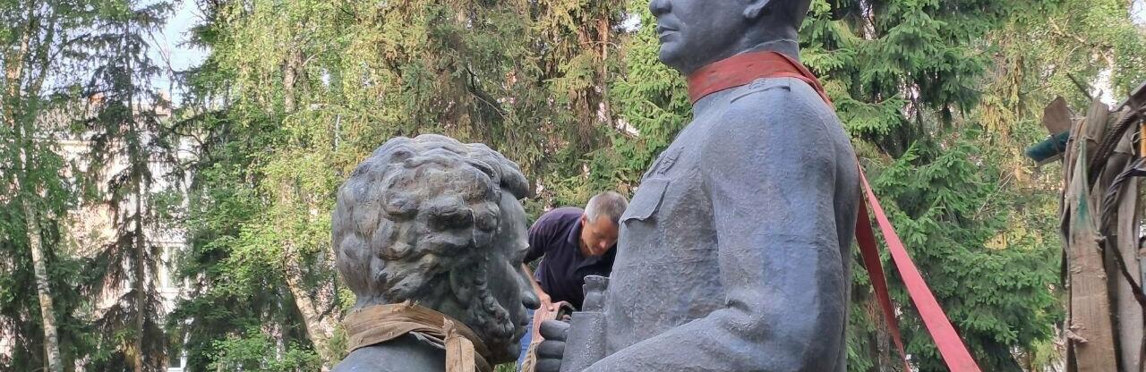 У Полтаві демонтували погруддя Пушкіна та Ватутіна, - ФОТО 
