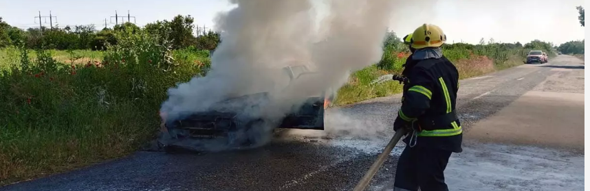 Криворізькі вогнеборці загасили палаючу автівку
