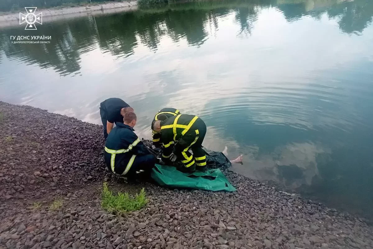У Кривому Розі співробітники ДСНС вилучили з водойми тіло чоловіка, - ФОТО