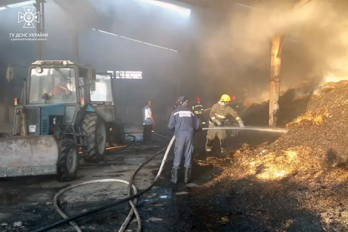 На Криворіжжі надзвичайники ліквідували займання ангару, - ФОТО