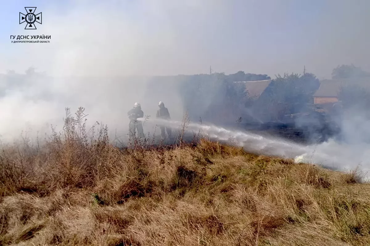 За добу рятувальники Дніпропетровщини ліквідували 64 пожежі на відкритих територіях, - ФОТО