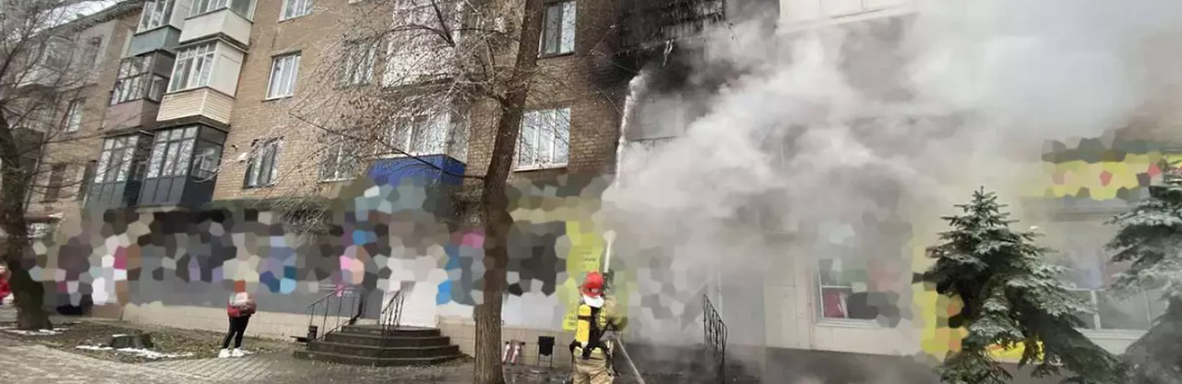 В центрі Кривого Рогу горів магазин в чотирьохповерховому житловому будинку, - ФОТО 