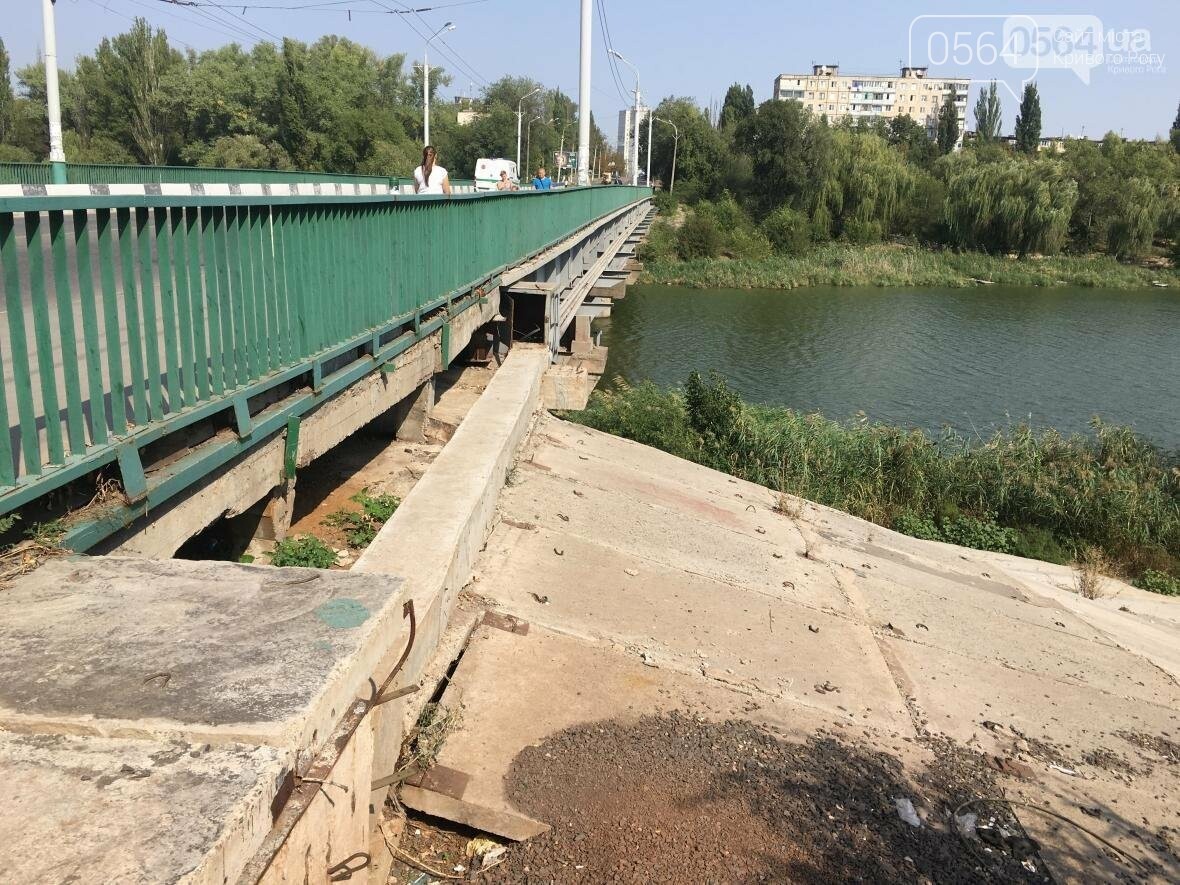 В Кривом Роге: чиновников пересадят в маршрутки, под мостом..., фото-1 В Кривом Роге: чиновников пересадят в маршрутки, под мостом размыло склон, спасли пенсионерку , фото-1