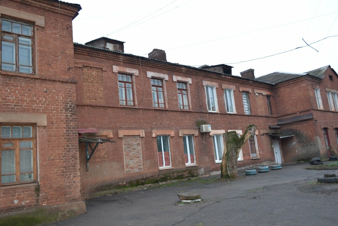 Исторический жилфонд в Кривом Роге: Дырявая кровля, два ко..., фото-1 Исторический жилфонд в Кривом Роге: Дырявая кровля, два контейнера для мусора и пристанище для бомжей (ФОТО), фото-1