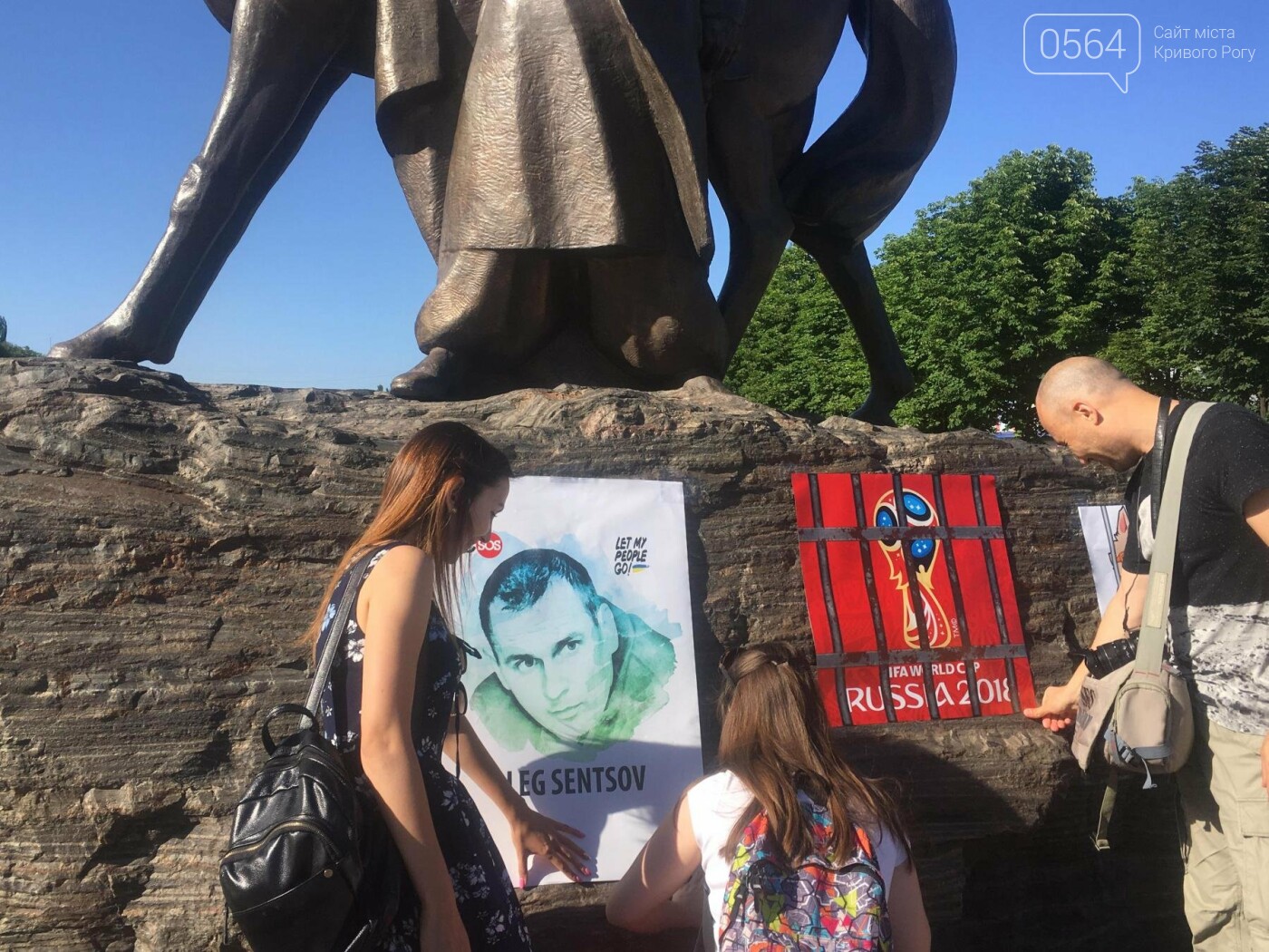 Криворожане вышли на акцию #SaveOlegSentsov в поддержку укр..., фото-4 Криворожане вышли на акцию #SaveOlegSentsov в поддержку украинских политзаключенных, - ВИДЕО, фото-4