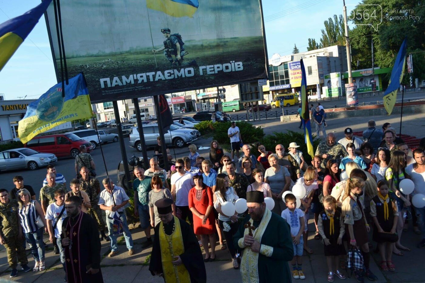 "Пусть поклон в сердце своем принесут Героям", - криворожан..., фото-3 "Пусть поклон в сердце своем принесут Героям", - криворожане у Стелы Героев вспоминали погибших и говорили о судьбе страны, - ФОТО, фото-3