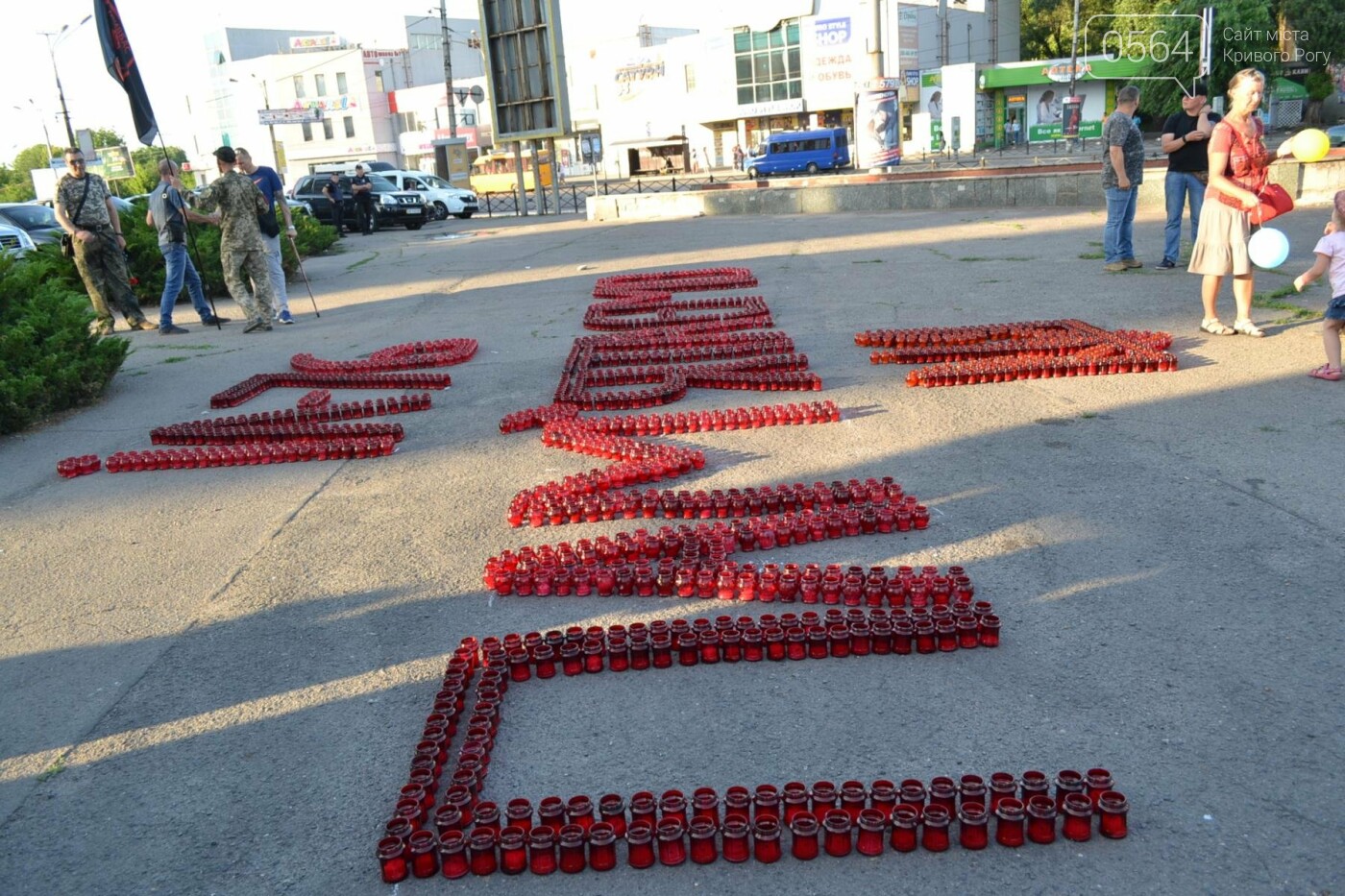 "Пусть поклон в сердце своем принесут Героям", - криворожа..., фото-12 "Пусть поклон в сердце своем принесут Героям", - криворожане у Стелы Героев вспоминали погибших и говорили о судьбе страны, - ФОТО, фото-12
