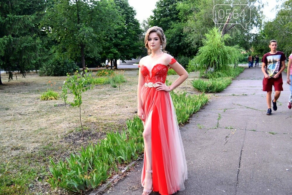 В элитном селе под Кривым Рогом в "аэропорту прощания" оказ..., фото-2 В элитном селе под Кривым Рогом в "аэропорту прощания" оказалось 5 выпускников, - ФОТО, фото-2