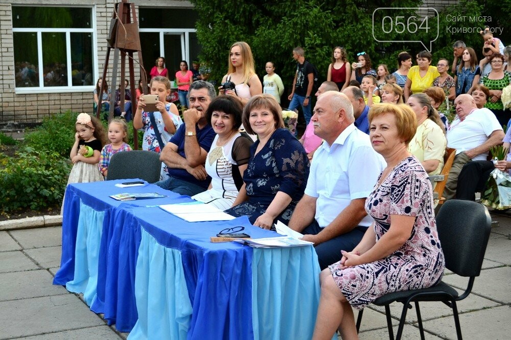 В элитном селе под Кривым Рогом в "аэропорту прощания" ока..., фото-12 В элитном селе под Кривым Рогом в "аэропорту прощания" оказалось 5 выпускников, - ФОТО, фото-12