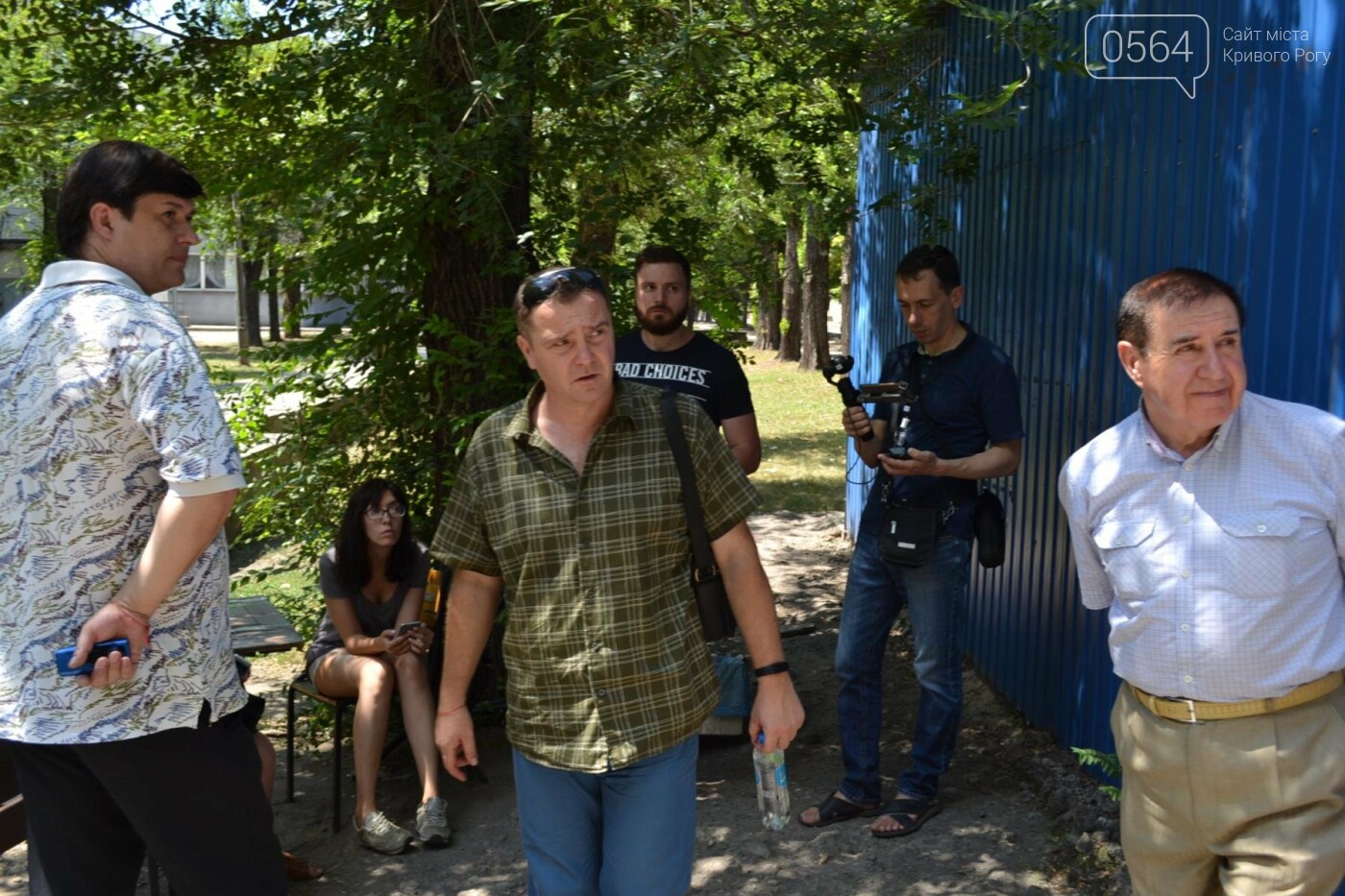 В Кривом Роге активисты обнаружили очередную "наливайку", а..., фото-9 В Кривом Роге активисты обнаружили очередную "наливайку", а полицейский назвал это "фигней", - ФОТО, ВИДЕО, фото-9