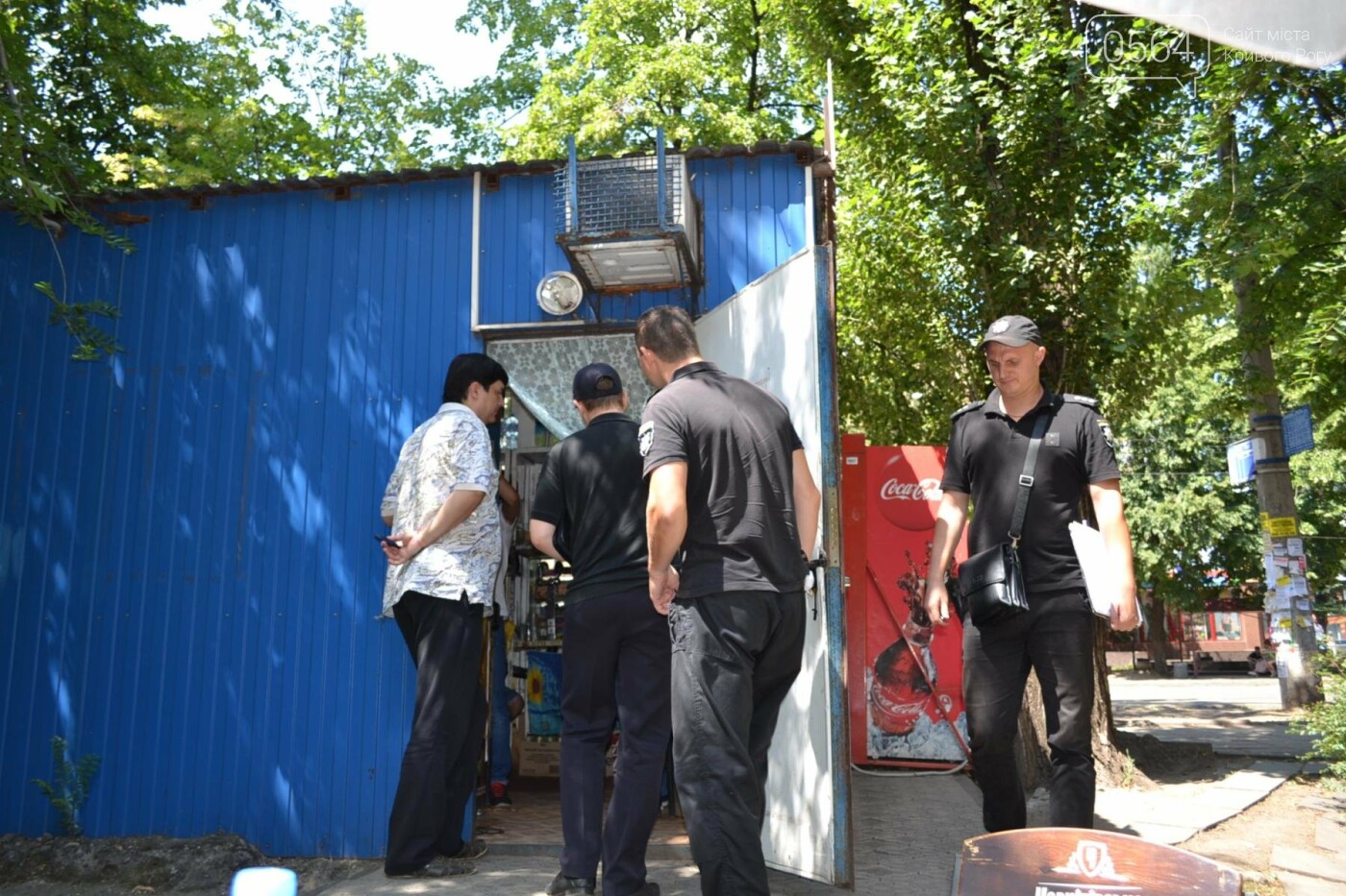 В Кривом Роге активисты обнаружили очередную "наливайку", а..., фото-8 В Кривом Роге активисты обнаружили очередную "наливайку", а полицейский назвал это "фигней", - ФОТО, ВИДЕО, фото-8