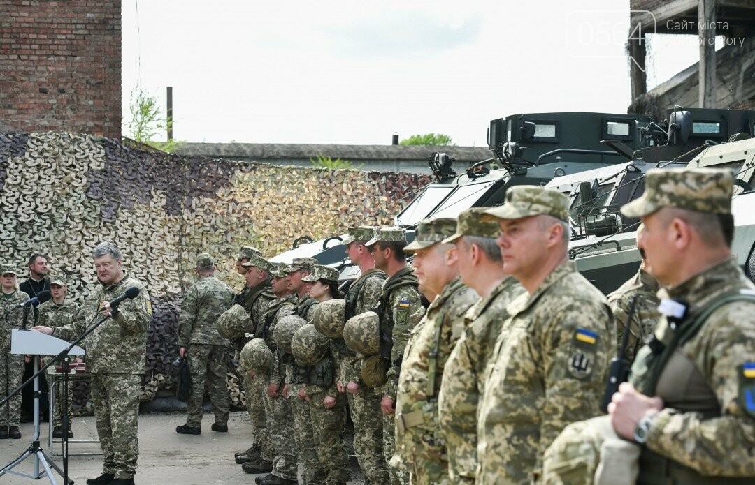 Порошенко повысил уровень доплат военным на первой линии ООС, фото-1 Порошенко повысил уровень доплат военным на первой линии ООС, фото-1