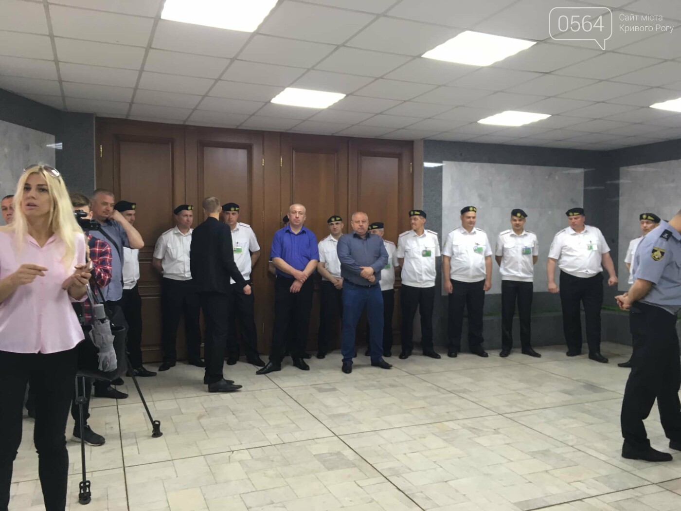 Криворожан, поддерживающих петицию о выделении 4 млн. онкоб..., фото-1 Криворожан, поддерживающих петицию о выделении 4 млн. онкобольным детям, не пустили в сессионный зал, - ФОТО, фото-1