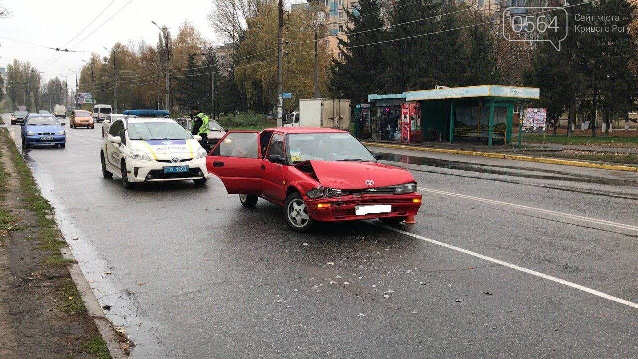 Машина на пешеходном переходе