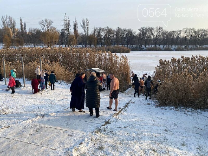 Криворожане отмечают Крещение, ныряя в прорубь, - ФОТО, ВИДЕО , фото-2