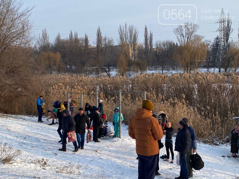 Криворожане отмечают Крещение, ныряя в прорубь, - ФОТО, ВИДЕО , фото-23